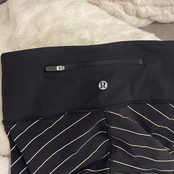 Lululemon athletics leggings in black with gold/tan accents size women’s 4 - Picture 3 of 10